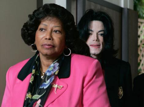 Mama lui Michael Jackson isi da rudele afara din casa