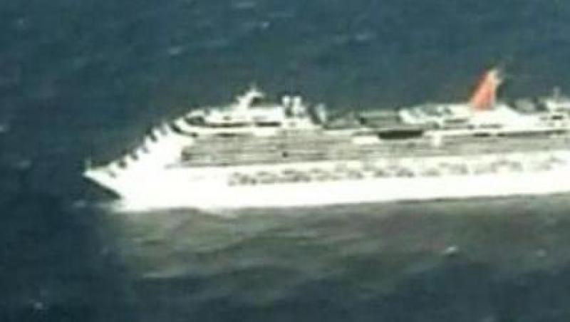O nava cu 4 500 de oameni pluteste in deriva in Oceanul Pacific