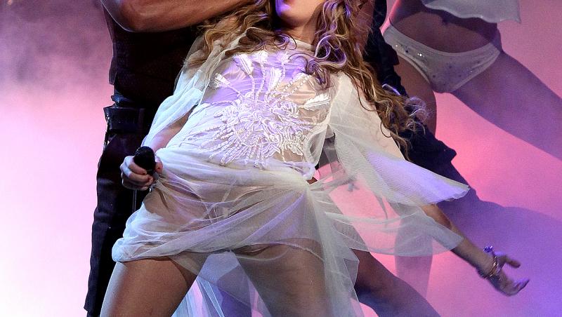 FOTO! Vezi topul celor mai sexy tinute purtate de Miley Cyrus pe scena!
