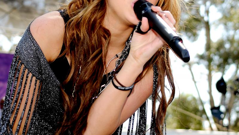 FOTO! Vezi topul celor mai sexy tinute purtate de Miley Cyrus pe scena!