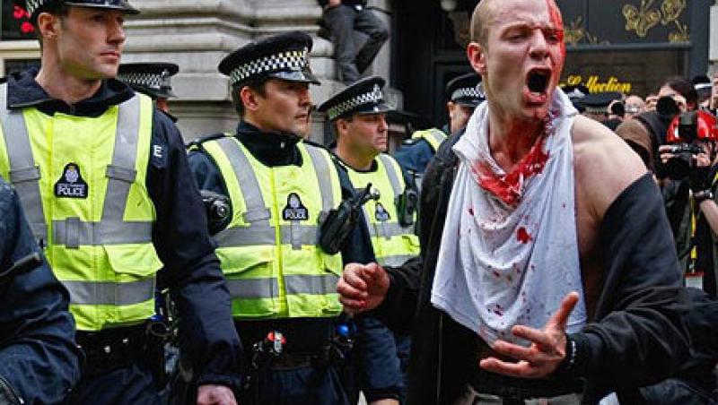 VIDEO! 50.000 de studenti au atacat sediul Partidului Conservator din Londra