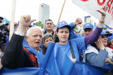 Salariatii de la Finante ameninta cu proteste, dupa ce presedintele Basescu a blocat acordarea stimulentelor