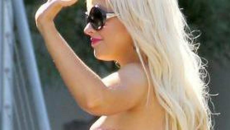 FOTO! Christina Aguilera a trecut la rochii scurte!