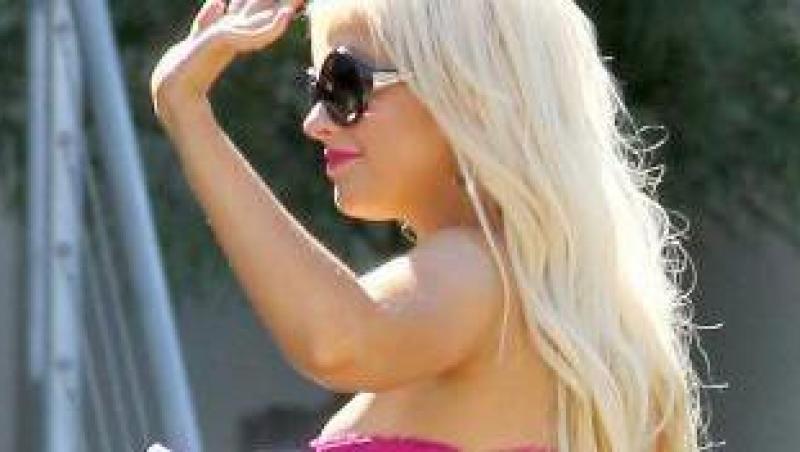 FOTO! Christina Aguilera a trecut la rochii scurte!