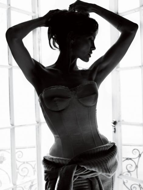 GALERIE FOTO! Angelina Jolie, sexy in revista "Vogue"