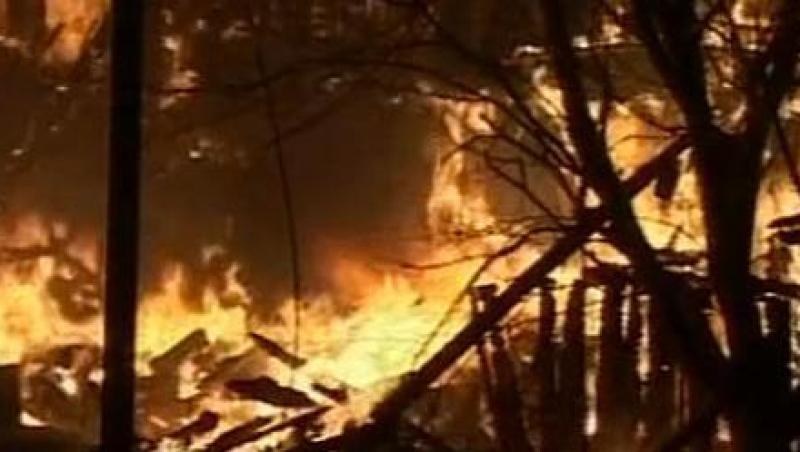 VIDEO! Incendiu puternic langa un bloc din Simeria