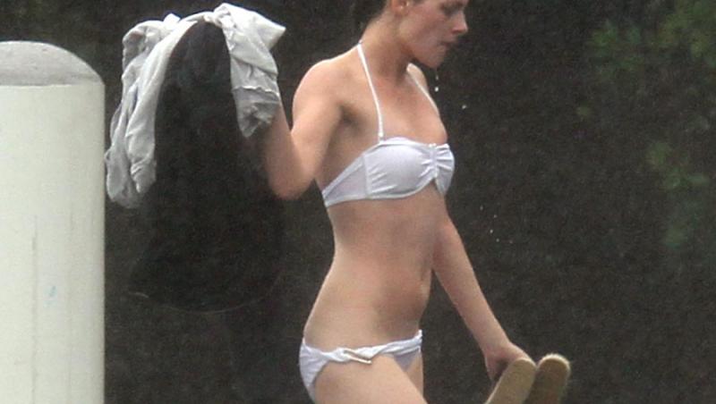 FOTO! Kristen Stewart, in bikini si uda