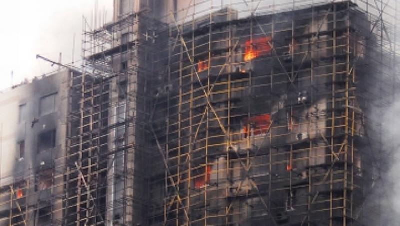 Shanghai: Opt morti si zeci de raniti, dupa ce un zgarie-nori a luat foc