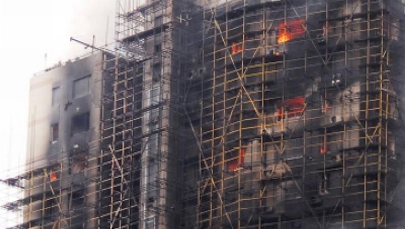 Shanghai: Opt morti si zeci de raniti, dupa ce un zgarie-nori a luat foc