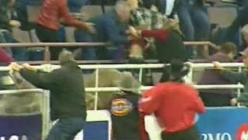 VIDEO! Canada: Un taur furios a sarit in tribune la un rodeo