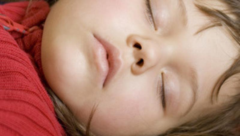 Bebelusii lasati sa planga inainte de culcare dorm mai bine
