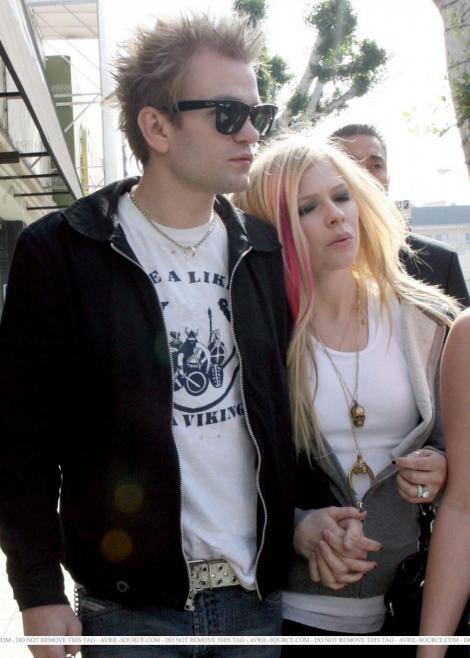 Avril Lavigne a divortat in sfarsit