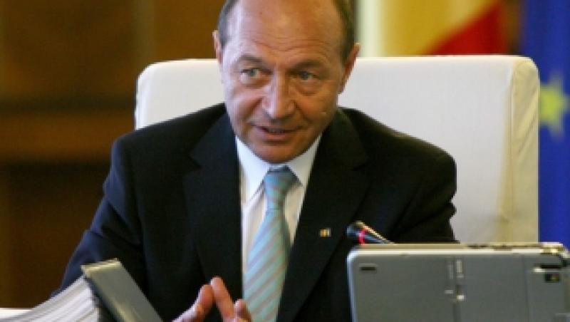 Basescu: Baietii care faceau striptease aruncand sepcile isi arunca acum caracterul pe la televiziuni