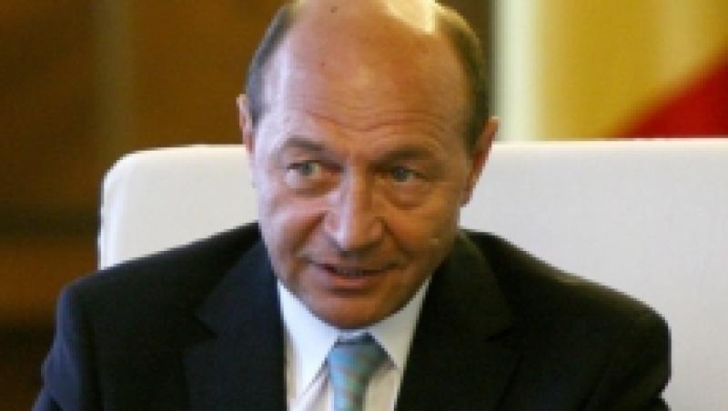 Basescu: Baietii care faceau striptease aruncand sepcile isi arunca acum caracterul pe la televiziuni