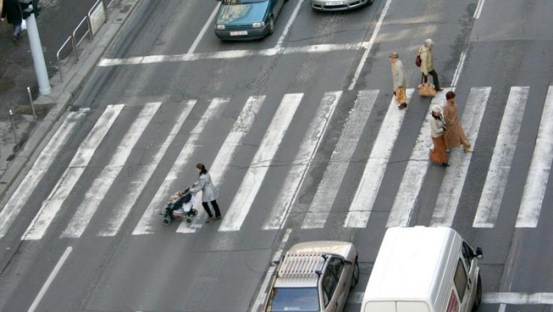 VIDEO! Mama si fiica, lovite in plin pe o trecere de pietoni din Buzau