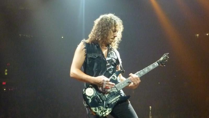 VIDEO! Chitaristul Metallica a aruncat un copiul de pe scena
