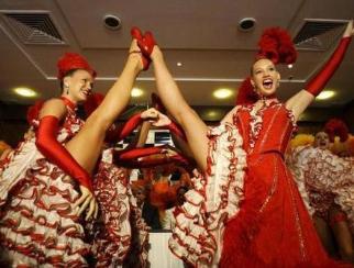 Trupa cabaretului Moulin Rouge a stabilit sase recorduri mondiale