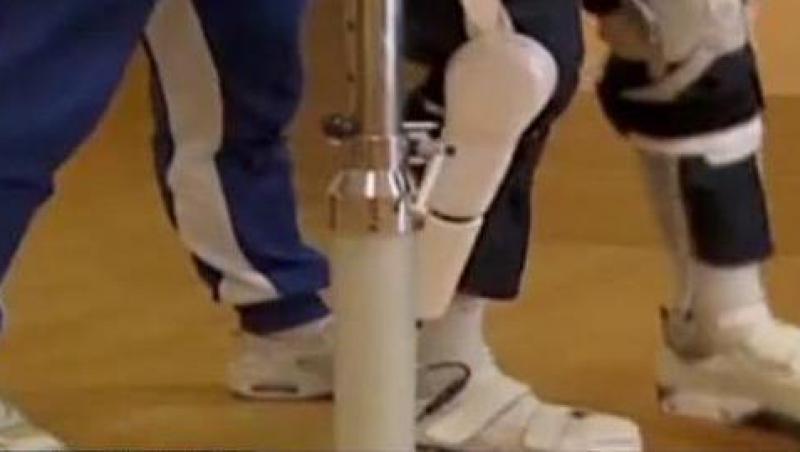 Proteza robotica ce ii ajuta pe invalizi sa se miste normal