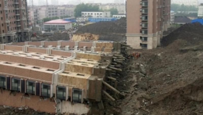Un bloc de 13 etaje s-a prabusit in Shanghai