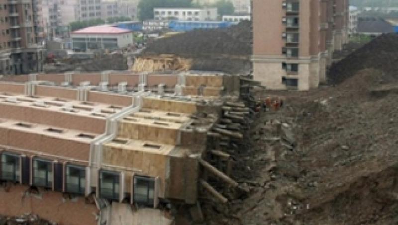 Un bloc de 13 etaje s-a prabusit in Shanghai