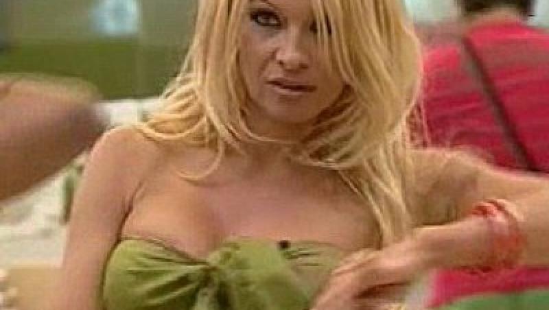 FOTO! Pamela Anderson are miscari de Bollywood