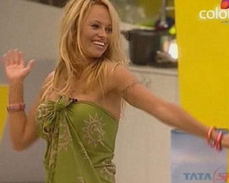 FOTO! Pamela Anderson are miscari de Bollywood