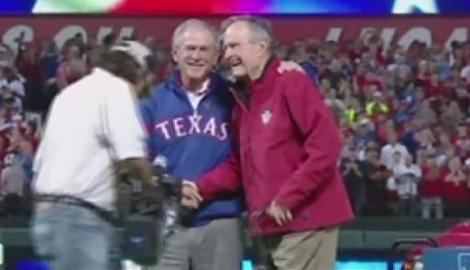 VIDEO! George Bush Senior si Junior, vedete la un meci de baseball