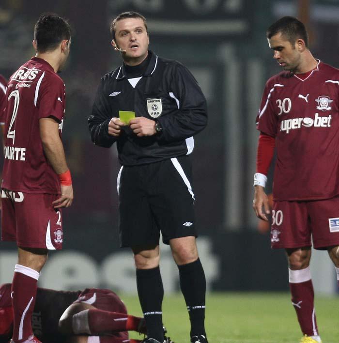 Arbitrii partidei Rapid vs Pandurii (1-1), au fost retrogradati in Liga a 2-a