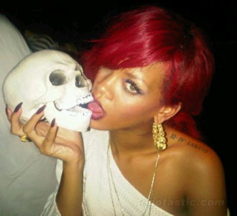 FOTO! Rihanna, cu limba in gura unui craniu!