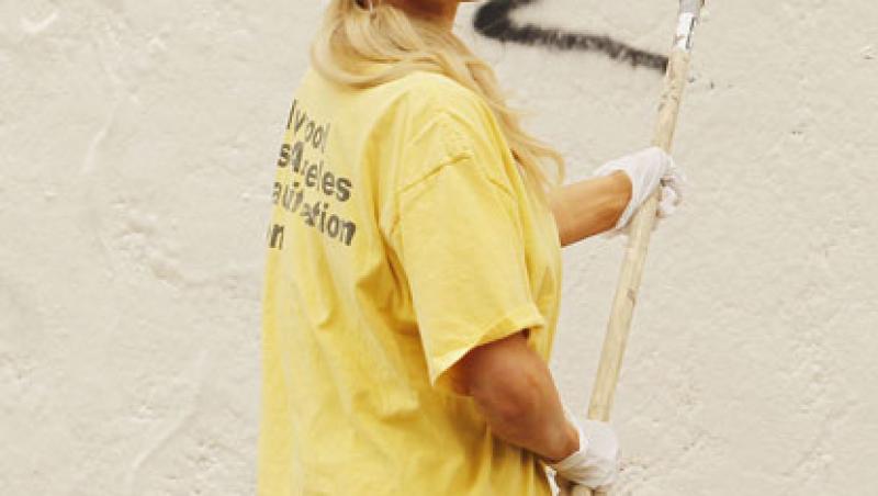 FOTO! Paris Hilton, pusa la munca de jos: vopseste ziduri, pe tocuri