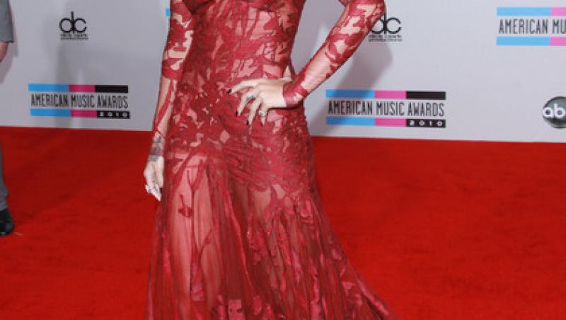 FOTO! Rihanna, transparenta pe covorul rosu
