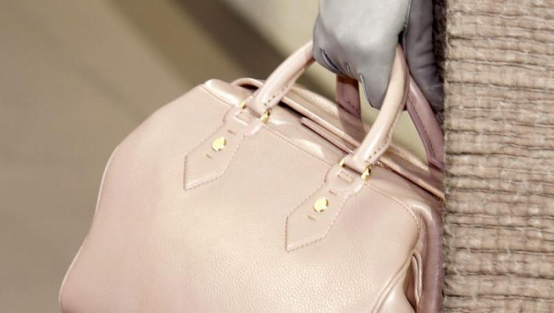 Louis Vuitton lanseaza gentile cu blanita