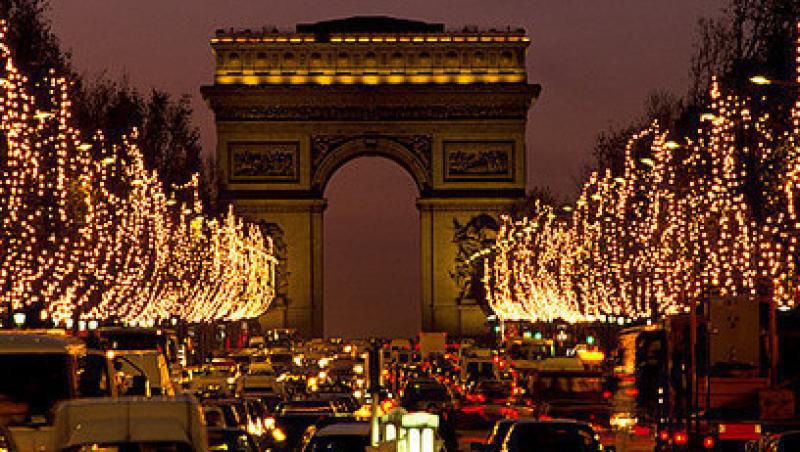VIDEO! Parisul si-a inaugurat luminile festive de Craciun
