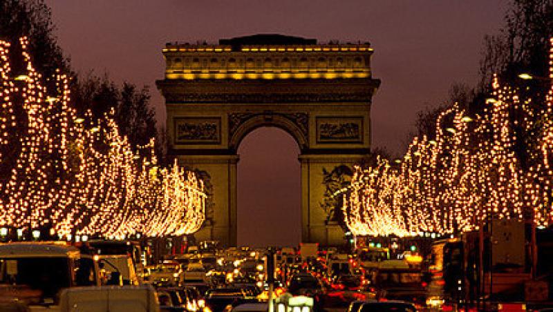 VIDEO! Parisul si-a inaugurat luminile festive de Craciun