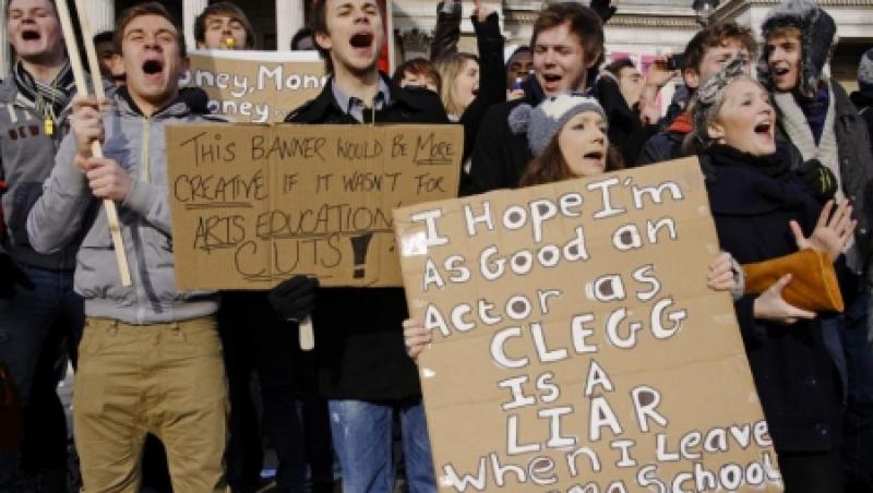 Studentii britanici protesteaza fata de marirea taxelor: Mai multe masini de Politie, distruse