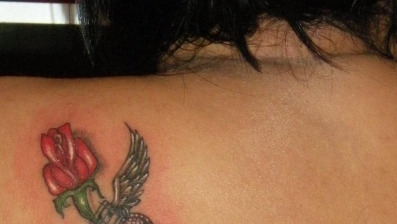 FOTO! Carmen Serban si-a facut un tatuaj simbolistic pe omoplat
