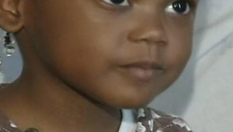VIDEO! Fetita de 3 ani isi salveaza mama