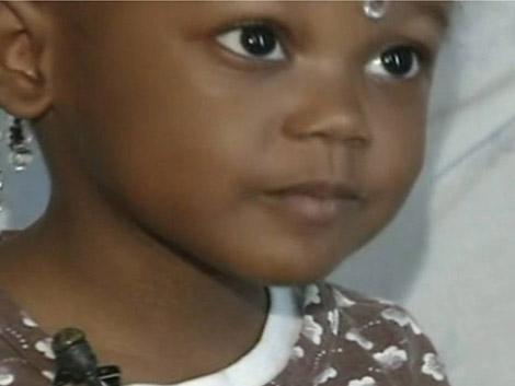 VIDEO! Fetita de 3 ani isi salveaza mama