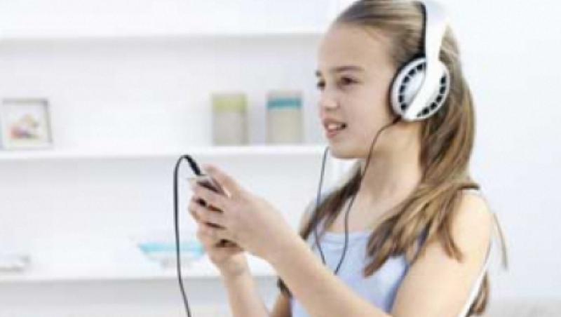 Adolescentii risca sa-si piarda auzul ascultand muzica tare