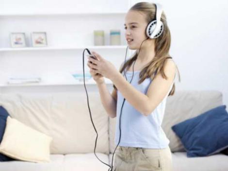 Adolescentii risca sa-si piarda auzul ascultand muzica tare