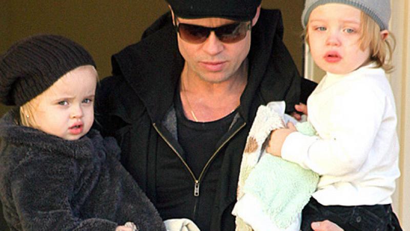 Gemenii cuplului Jolie-Pitt au cosmaruri din cauza deplasarilor dese