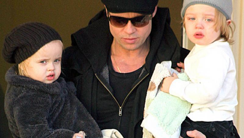 Gemenii cuplului Jolie-Pitt au cosmaruri din cauza deplasarilor dese