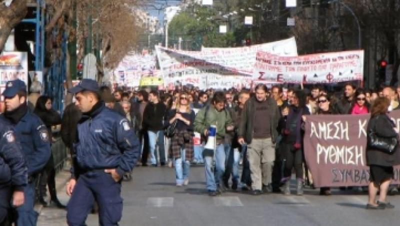 Proteste violente la Atena: Pompierii si lucratorii de pe santierele navale, in strada