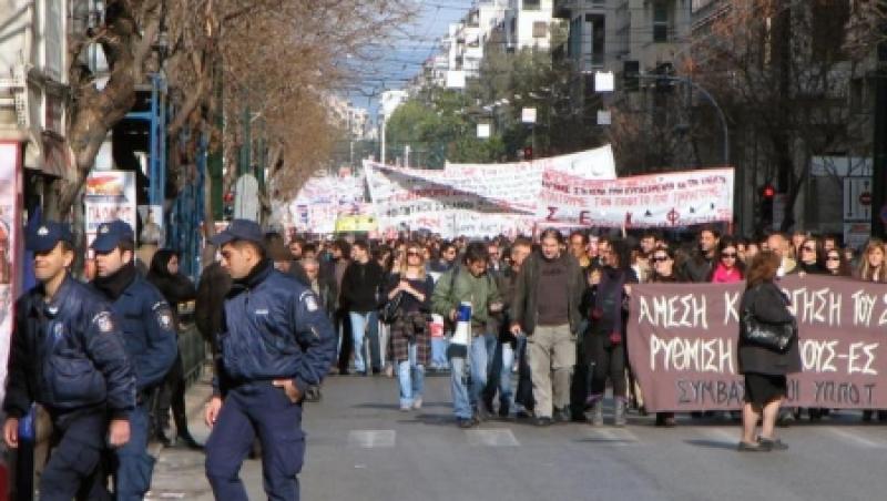 Proteste violente la Atena: Pompierii si lucratorii de pe santierele navale, in strada