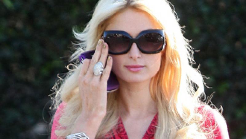 FOTO! Paris Hilton, la cumparaturi cu cainele dupa ea