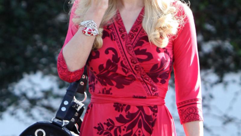 FOTO! Paris Hilton, la cumparaturi cu cainele dupa ea
