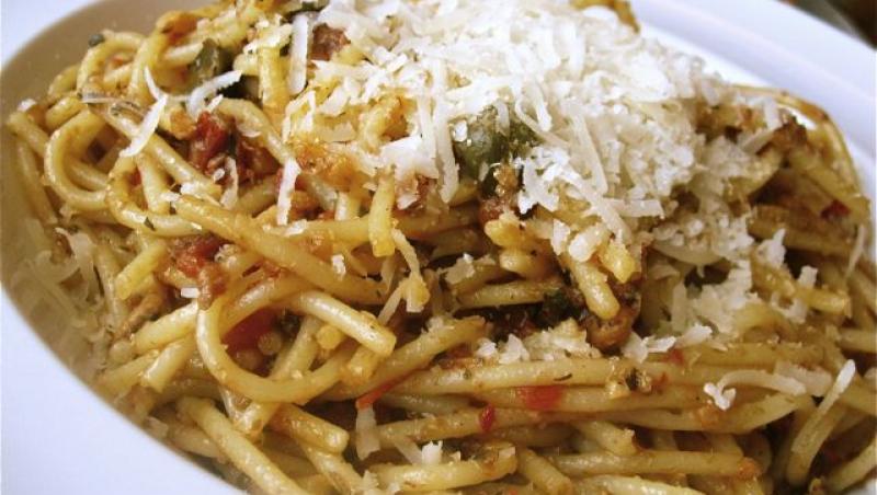 VIDEO! Vladut a gatit spaghetti in sos de sardine, rosii si masline