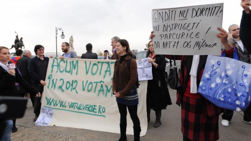 Scandal in Parlament: Ecologistii protesteaza din balcoanele Camerei Deputatilor