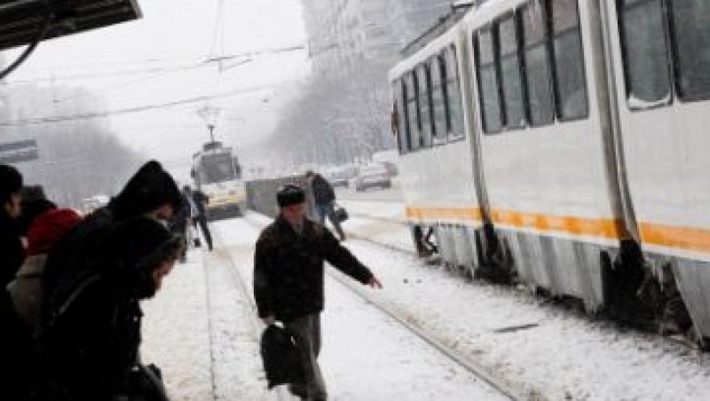 Doi directori RATB demisi, dupa ce linia tramvaiului 41 a fost blocata din cauza ghetii