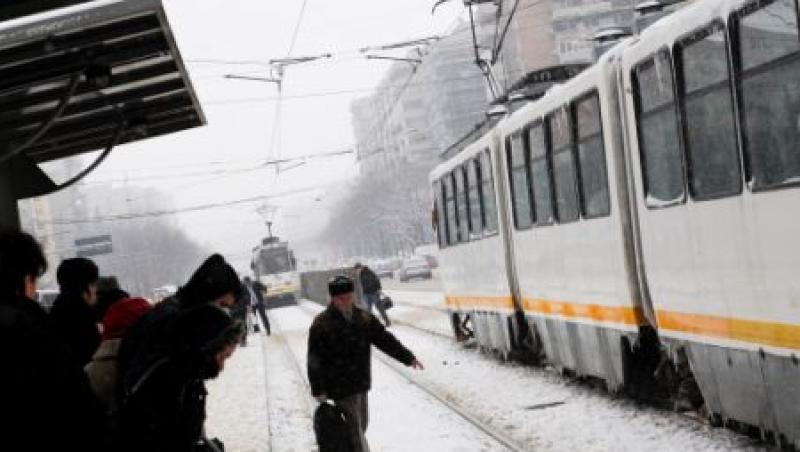 Doi directori RATB demisi, dupa ce linia tramvaiului 41 a fost blocata din cauza ghetii
